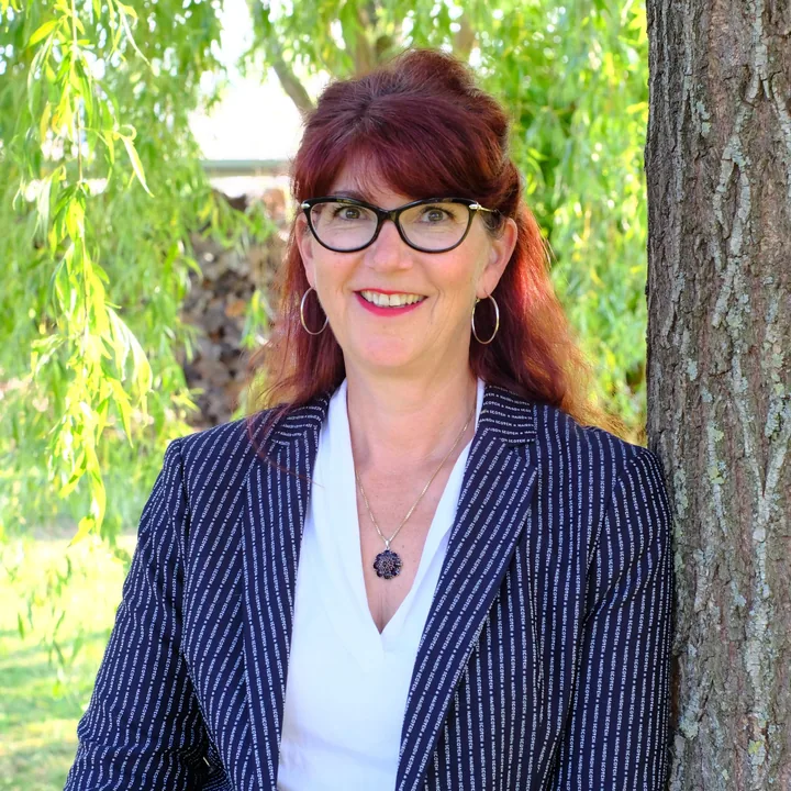 Porträt von Andrea Schoch, Dipl. Psycho-Physiognomin, im Freien vor einem Baum