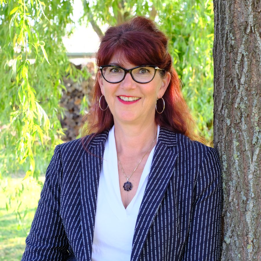 Porträt von Andrea Schoch, Dipl. Psycho-Physiognomin, im Freien vor einem Baum